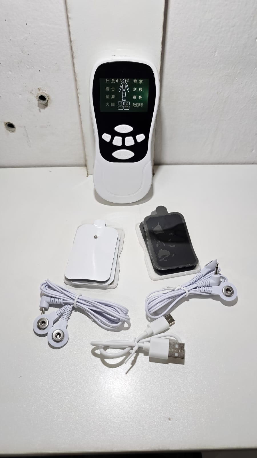 Electroestimulador Digital Portátil 4 Electrodos – Masajeador Recargable Con Pantalla LCD Y 8 Modos