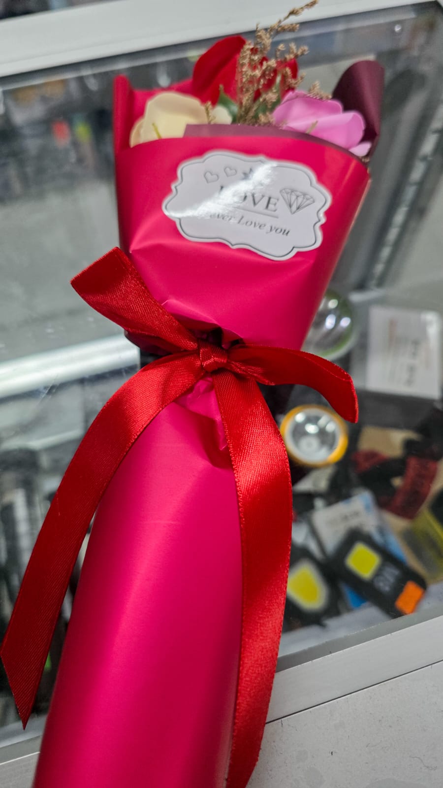 Mini Ramo De Rosas Artificiales En Caja Transparente – Detalle Decorativo Con Moño Rosa Y Mensaje “Love”