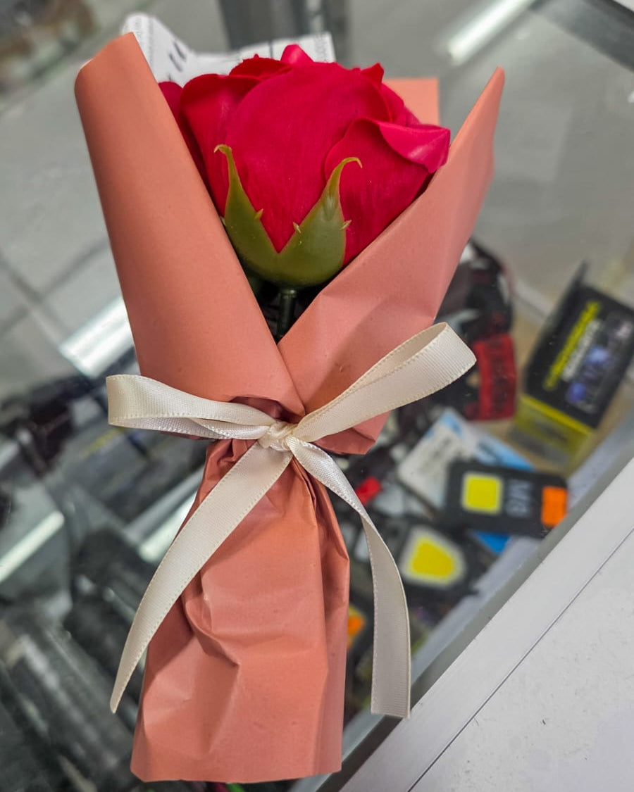 Mini Ramo De Rosas Rojas Artificiales En Caja Negra – Regalo Romántico Listo Para San Valentín