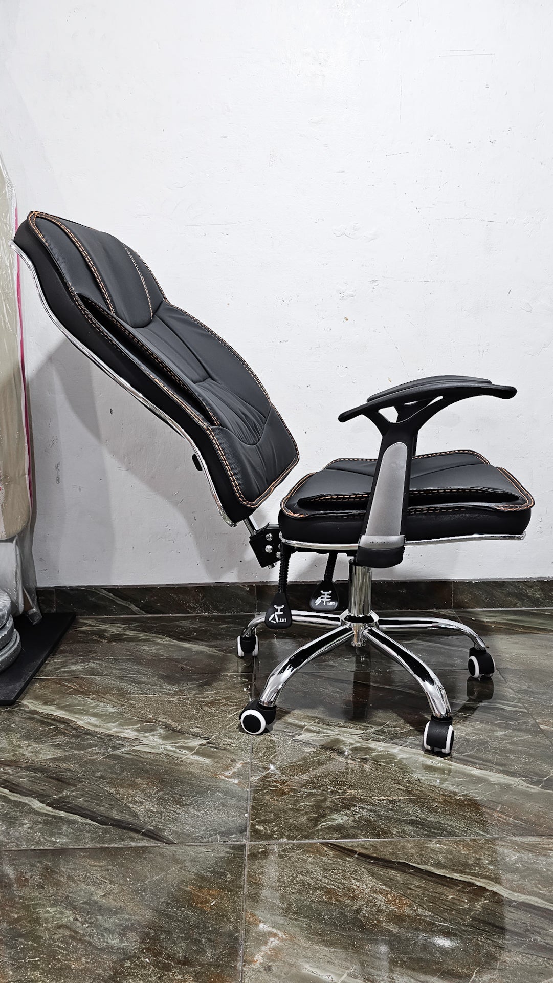 Silla Gerencial Ejecutiva Ergonómica RAGNAR – Con Apoyo Lumbar, Reclinable Y Base Metálica