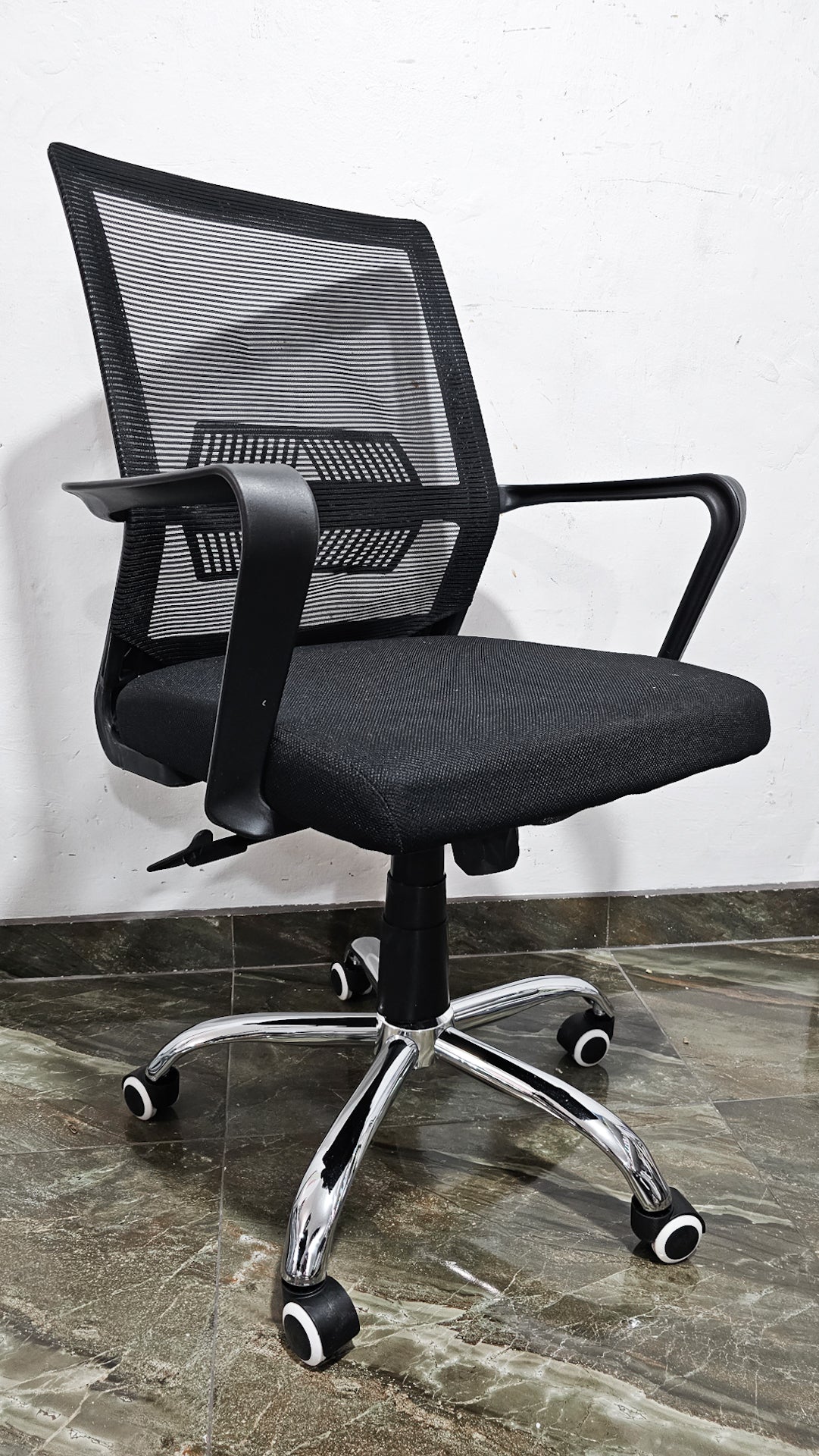 Silla Oficina Ejecutiva Reclinable TORVI – Ergonómica Con Respaldo Mesh Y Base Cromada