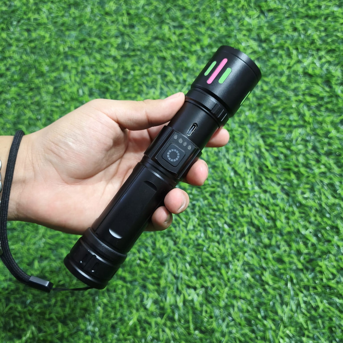 Linterna Táctica LED Con Zoom Y Carga Tipo C IPX6 – Alta Potencia Resistente Al Agua Para Trabajo Y Campo