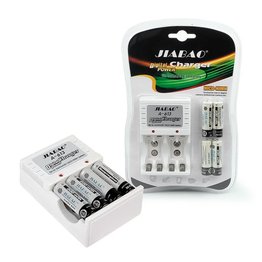 Cargador Universal de Pilas AA, AAA y 9V + 4 Pilas Incluidas
