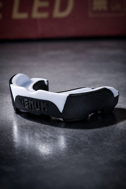 Protector Bucal Venum Predator — Protección Profesional para Box, MMA y Artes Marciales | Incluye Estuche