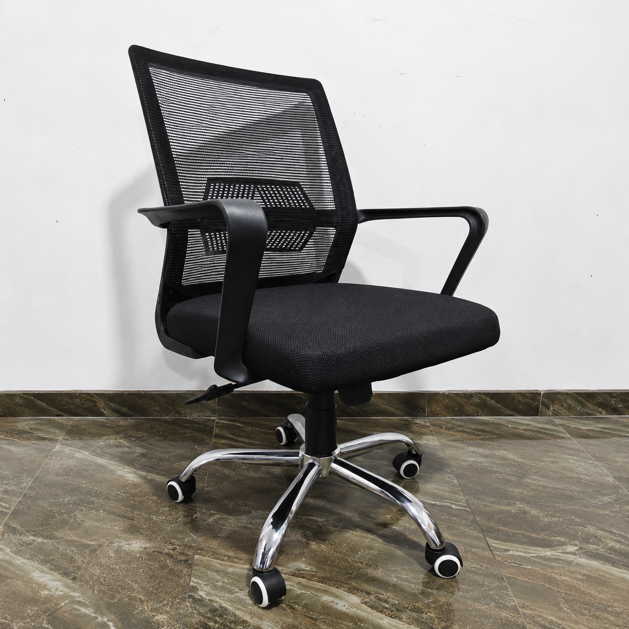 Silla Oficina Ejecutiva Reclinable TORVI – Ergonómica Con Respaldo Mesh Y Base Cromada