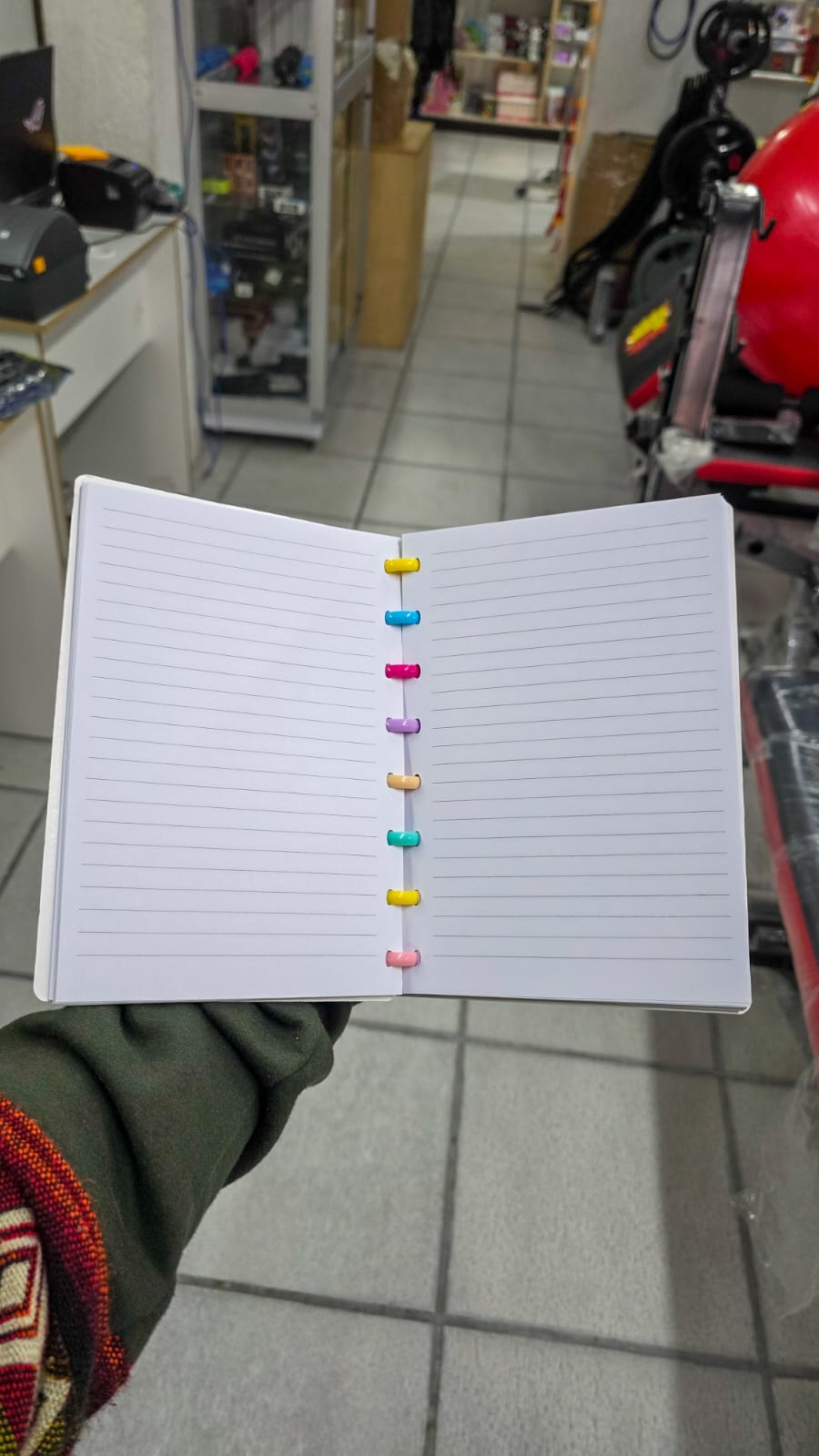 Cuaderno Anillado 100 Hojas Rayadas – Diseño Juvenil Con Sistema De Hojas Removibles Y Anillos De Colores