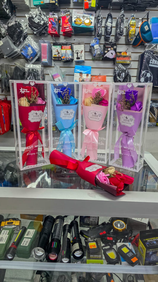 Mini Ramo De Rosas Artificiales En Caja Transparente – Detalle Decorativo Con Moño Rosa Y Mensaje “Love”