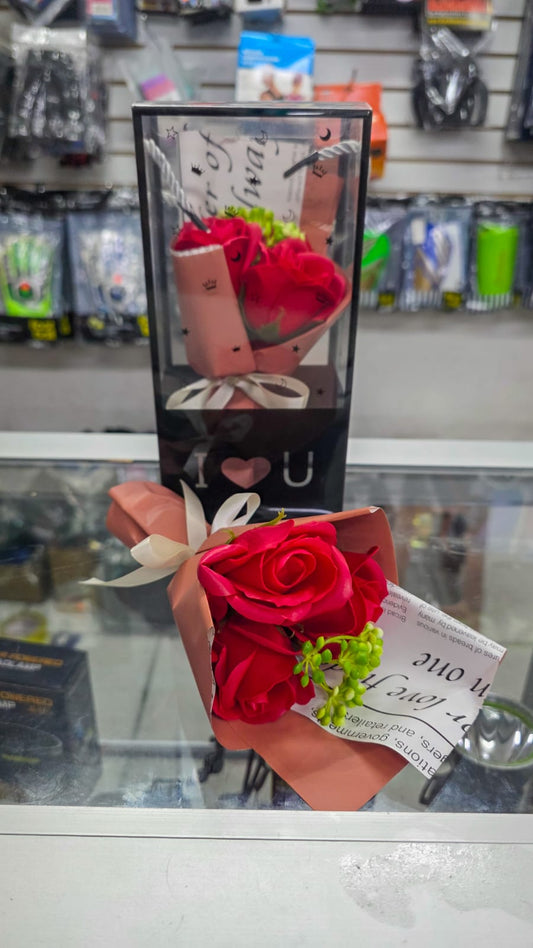 Mini Ramo De Rosas Rojas En Caja Negra Con Moño – Detalle Decorativo Y Regalo Romántico Con Mensaje “I ❤️ U”