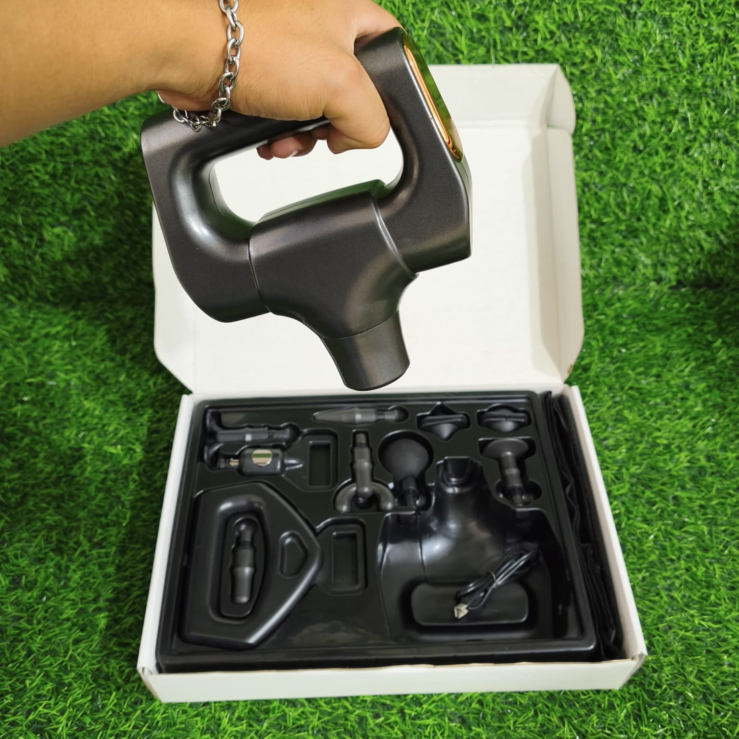 Masajeador Corporal 2 En 1 Pistola Percusiva Y Banda Vibratoria – Recargable Con 6 Cabezales Para Músculos