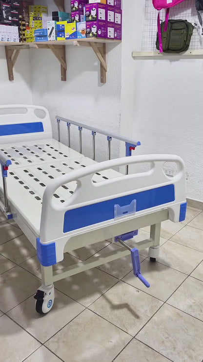 Cama Hospitalaria Manual 1 Posición Con Barandales Y Porta Sueros – Estructura De Acero Con Ruedas Neumáticas
